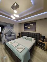 Posteľ alebo postele v izbe v ubytovaní Rika’s Luxury seaside apartment