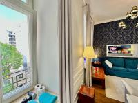Łóżko lub łóżka w pokoju w obiekcie DECOR metro WiFi 300 Mbs 65TV Netflix HBO