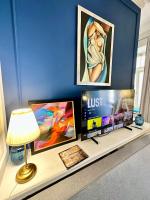 Telewizja i/lub zestaw kina domowego w obiekcie DECOR metro WiFi 300 Mbs 65TV Netflix HBO
