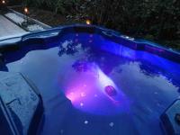 einem Pool mit lila Licht im Wasser in der Unterkunft Maison Time Break Jacuzzi - 4 étoiles in Thonon-les-Bains