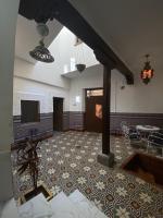 Televízia a/alebo spoločenská miestnosť v ubytovaní Apartamentos Toledo Casa Galería de los Aljibes