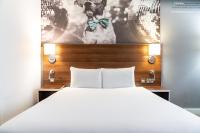 Heeton Concept Hotel - City Centre Liverpoolにあるベッド