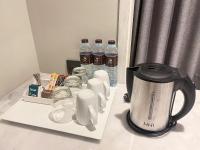 Příslušenství pro přípravu čaje a kávy v ubytování Health Land Resort & Spa
