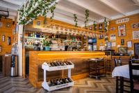 een bar met een grote collectie wijnflessen in de vitrine bij Villa Bianca in Rubjekë