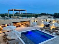 Bazén v ubytovaní La Maison d'Ambrine - La Villa Ibiza alebo v jeho blízkosti