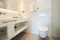 A bathroom at U-Sense Madrid Santa Ana