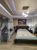 Posteľ alebo postele v izbe v ubytovaní Rika’s Luxury seaside apartment