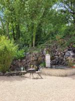 Ogród w obiekcie Charmante villa avec grande piscine au calme