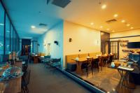 ein Restaurant mit Tischen und Stühlen in einem Raum in der Unterkunft Roof 264 Hotel & Suites in Sakarya