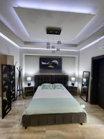 Posteľ alebo postele v izbe v ubytovaní Rika’s Luxury seaside apartment