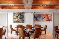 uma sala de jantar com mesas e cadeiras e um quadro na parede em The Karol Hotel, St. Petersburg Clearwater, a Tribute Portfolio Hotel em Clearwater