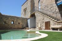Bazén v ubytování Castell de Fonolleres nebo v jeho okolí