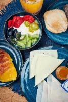 een tafel met kaasplaten, fruit en brood bij Prim&Proper in Porto