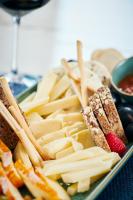 een bord kaas en andere voedingsmiddelen op tafel bij Prim&Proper in Porto