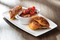 The Cromwell, A Caesars Destination في لاس فيغاس: طبق من الطعام مع الدجاج ووعاء من الصلصة