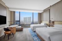 南通市にあるNantong Marriott Hotelのベッド2台と薄型テレビ付きのホテルの部屋