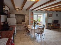 Kuchnia lub aneks kuchenny w obiekcie Maison de Charme avec Jardin, Proche La Rochefoucauld, Wifi, Ping-Pong, et Equipement Bébé - FR-1-653-35