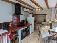 Kuchnia lub aneks kuchenny w obiekcie Maison de Charme avec Jardin, Proche La Rochefoucauld, Wifi, Ping-Pong, et Equipement Bébé - FR-1-653-35
