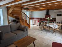 Część wypoczynkowa w obiekcie Maison de Charme avec Jardin, Proche La Rochefoucauld, Wifi, Ping-Pong, et Equipement Bébé - FR-1-653-35