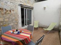Część wypoczynkowa w obiekcie Maison de Charme avec Jardin, Proche La Rochefoucauld, Wifi, Ping-Pong, et Equipement Bébé - FR-1-653-35