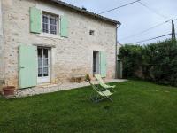 Ogród w obiekcie Maison de Charme avec Jardin, Proche La Rochefoucauld, Wifi, Ping-Pong, et Equipement Bébé - FR-1-653-35
