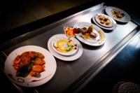 Un buffet con platos de comida en una mesa. en Hotel Manantial Valencia, en Valencia