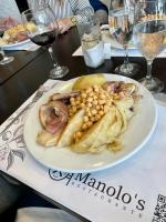un plato de comida con judías y verduras en una mesa en Hotel Manantial Valencia, en Valencia