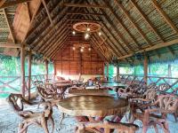 亭可马里The Tottam Beach Hotel - Trincomalee的餐厅里的一组桌椅