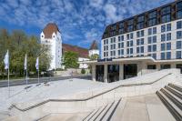 un edificio con una escalera delante de un edificio en Maritim Hotel Ingolstadt, en Ingolstadt