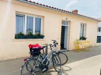 two bikes parked in front of a house at L’escale 175 in Divatte sur Loire