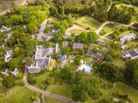 una vista aérea de una finca con casas y árboles en Hunter&#39;s Country House, en Plettenberg Bay