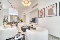 TV a/nebo společenská místnost v ubytování Harmonious 2BR with Assistant Room at Mesk 1 Midtown Dubai Production City by Deluxe Holiday Homes