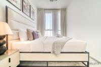 Postel nebo postele na pokoji v ubytování Harmonious 2BR with Assistant Room at Mesk 1 Midtown Dubai Production City by Deluxe Holiday Homes