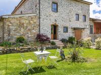 A garden outside Apartment Nuvola by Interhome