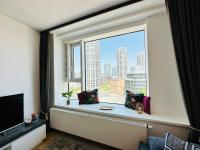 Telewizja i/lub zestaw kina domowego w obiekcie Apartments09 in new building with free parking Panorama city - amazing view close to Old town