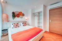 a bedroom with a bed and a wooden door at Villa luxe Oasis de Satteva in L&#39;Isle-sur-la-Sorgue