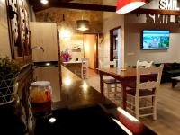 TV a/nebo společenská místnost v ubytování Entreacebedas rural&vacaciones, alojamientos con jardín PRIVADO Piscina GRATIS en Julio