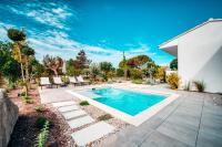 Basen w obiekcie Villas de Provence - Maison avec piscine chauffée "Nirvana Pop Art" lub w pobliżu