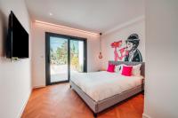 Łóżko lub łóżka w pokoju w obiekcie Villas de Provence - Maison avec piscine chauffée "Nirvana Pop Art"