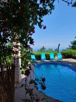 Bazén v ubytovaní Villa Milli with panoramic sea view alebo v jeho blízkosti