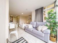 Posezení v ubytování Sun Coast Benalmádena -- Superb studio with 4 pools, gardens & breakfast