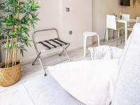 Posezení v ubytování Sun Coast Benalmádena -- Superb studio with 4 pools, gardens & breakfast