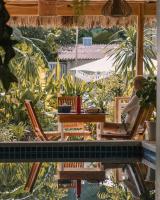 卢纳将军城Happiness Hostel Siargao的坐在桌子上的人