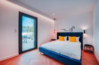 Łóżko lub łóżka w pokoju w obiekcie Villas de Provence - Maison avec piscine chauffée "Nirvana Pop Art"