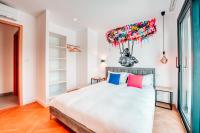 Łóżko lub łóżka w pokoju w obiekcie Villas de Provence - Maison avec piscine chauffée "Nirvana Pop Art"
