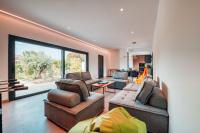 Część wypoczynkowa w obiekcie Villas de Provence - Maison avec piscine chauffée "Nirvana Pop Art"