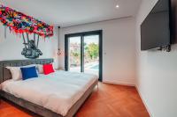 Łóżko lub łóżka w pokoju w obiekcie Villas de Provence - Maison avec piscine chauffée "Nirvana Pop Art"