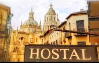 una señal de hospital frente a un edificio en Hostal Plaza, en Segovia