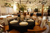 uma sala de jantar com uma mesa com pratos e flores em Hotel Bután Coronel em Coronel
