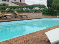 Bazén v ubytovaní Gîte Contemporain pour 4 avec Piscine Chauffée et Bureau à Proximité des Sites Historiques - FR-1-489-444 alebo v jeho blízkosti